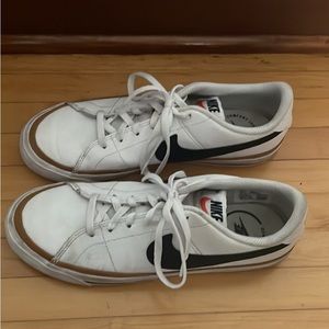 Boys Nike Court Legacy size 6.5